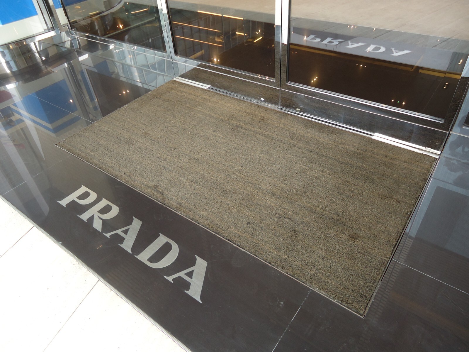 PRADA专卖店门口-椰棕 (1).JPG